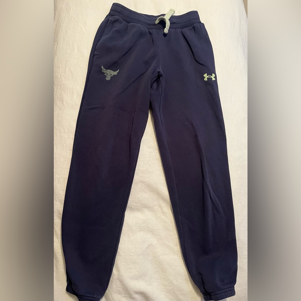 Under Armor Navy Project Rock sweatpants 💪🏻 
Size youth medium